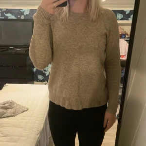 stickad tröja - Stickad tröja ifrån only i stl S, är använd men inte så jätte nopprig mest nere vid muddarna. Säljer då jag inte känner jag passar i färgen💗