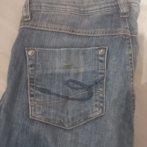 Low waist jeans - Super snygga jeans!! Säljer pga för små på mig!! Bilder är lånade från förra ägaren. Helt oanvända av mig!!💕💕 pris inkl frakt, pris kan diskuteras vid snabb affär🚨