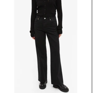 Svarta jeans  - Ett par svarta jeans med högmidja från monki i modellen yoko! Storlek 26, passar en S! Aldrig använda, bara testade hemma 🖤