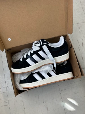Adidas Campus 00s - Helt oanvända adidas campus, väldigt svåra och få tag i. Säljer de för 1550, storlek 42,5 och 44. Kvitto finns
