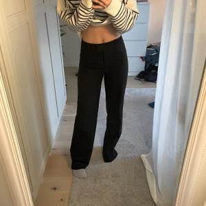 Kostymbyxor  - Perfekta kostymbyxor i ordentligt kostym material med riktigt snygg design! Dom är då lite långa för mig som är 157cm. Dom är verkligen de optimala perfekta kostymbyxorna😇🩷