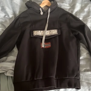 napapijri tröja - sälja min napapijri tröja i ganska andvänd skick men ändå väldigt fin