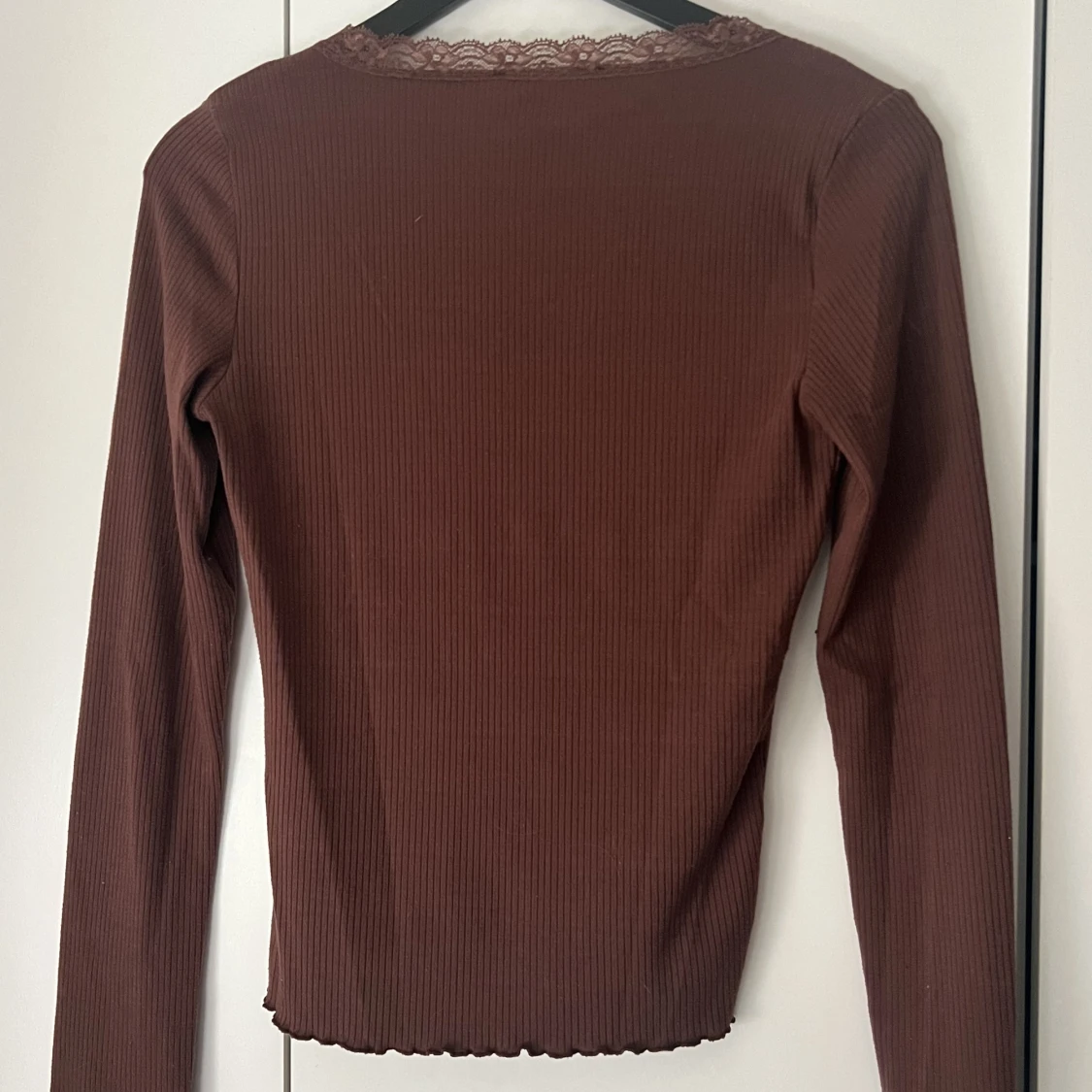 Brun topp med spets detaljer  - 91
