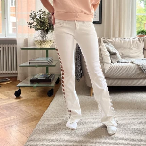 Jeans!! - Så snygga jeans med coola detaljer!! MIDJEMÅTT:77 IMMERBENSLÄNGD:86cm