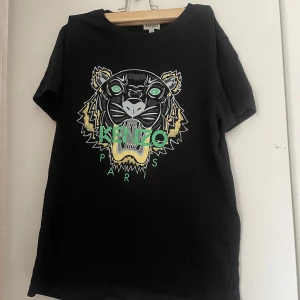 Kenzo t-shirt - Kenzo tröja i fint skick🥰Den är använd men hel och ren. Storlek M men har för mig att jag köpte denna i barnstorlek men den passar mig som är storlek small/36.