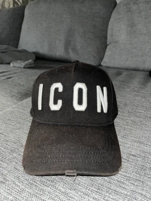 Dsquared2 ICON keps - Tja! Säljer denna keps då jag inte använder den. Skicket är väldigt bra och är inte heller använd jättemycket. För fler bilder eller funderingar så skriv på PM!