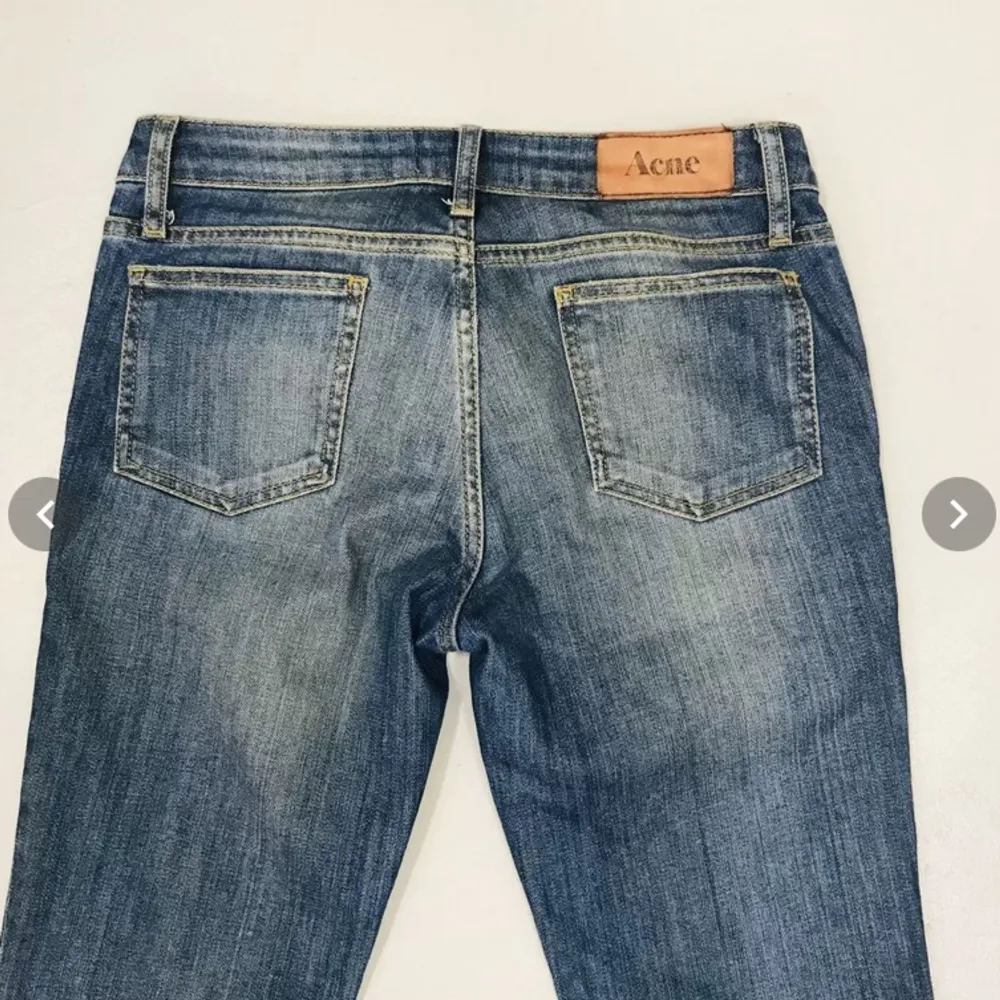 Säljer fina jeans från Acne i bra skick. Små i storleken. Lågmidjade.  Midja 75 cm. Benlängd 75 cm. 97% bomull, 3% elastan. . Jeans & Byxor.
