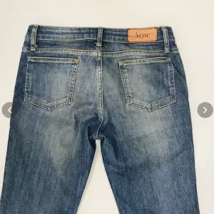 Säljer fina jeans från Acne i bra skick. Små i storleken. Lågmidjade.  Midja 75 cm. Benlängd 75 cm. 97% bomull, 3% elastan. 