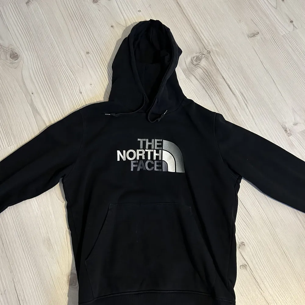 North face hoodie i storlek medium. Hoodies.