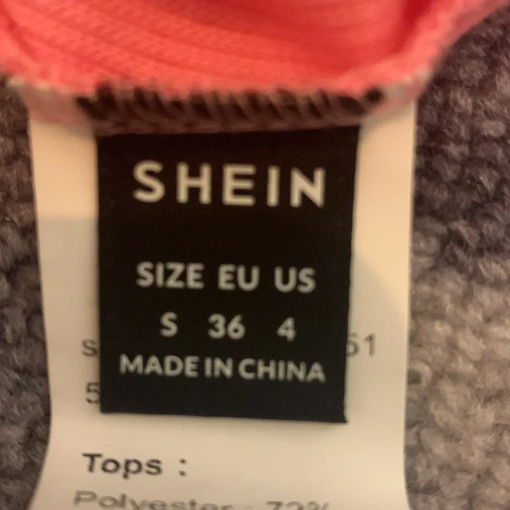 En rosa tröja från shein i ny skick!. T-shirts.