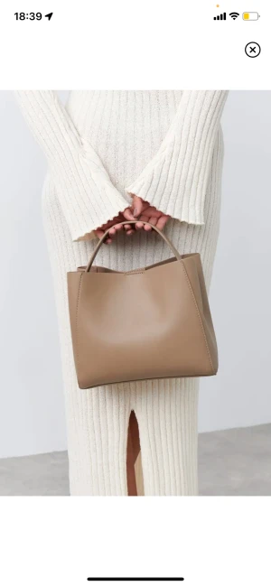 Gina tricot väska  - Helt ny, prislapp och plast kvar. Gina tricot pu midi bag, slutsåld online. Köpt för 399kr säljes för 200 då jag köpte fel storlek. 