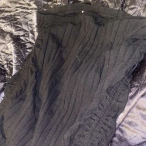 Kjol - En jätte fin svart kjol med scrunch på sidan. Den är använt en gång och är o ett väldigt bra skick. 