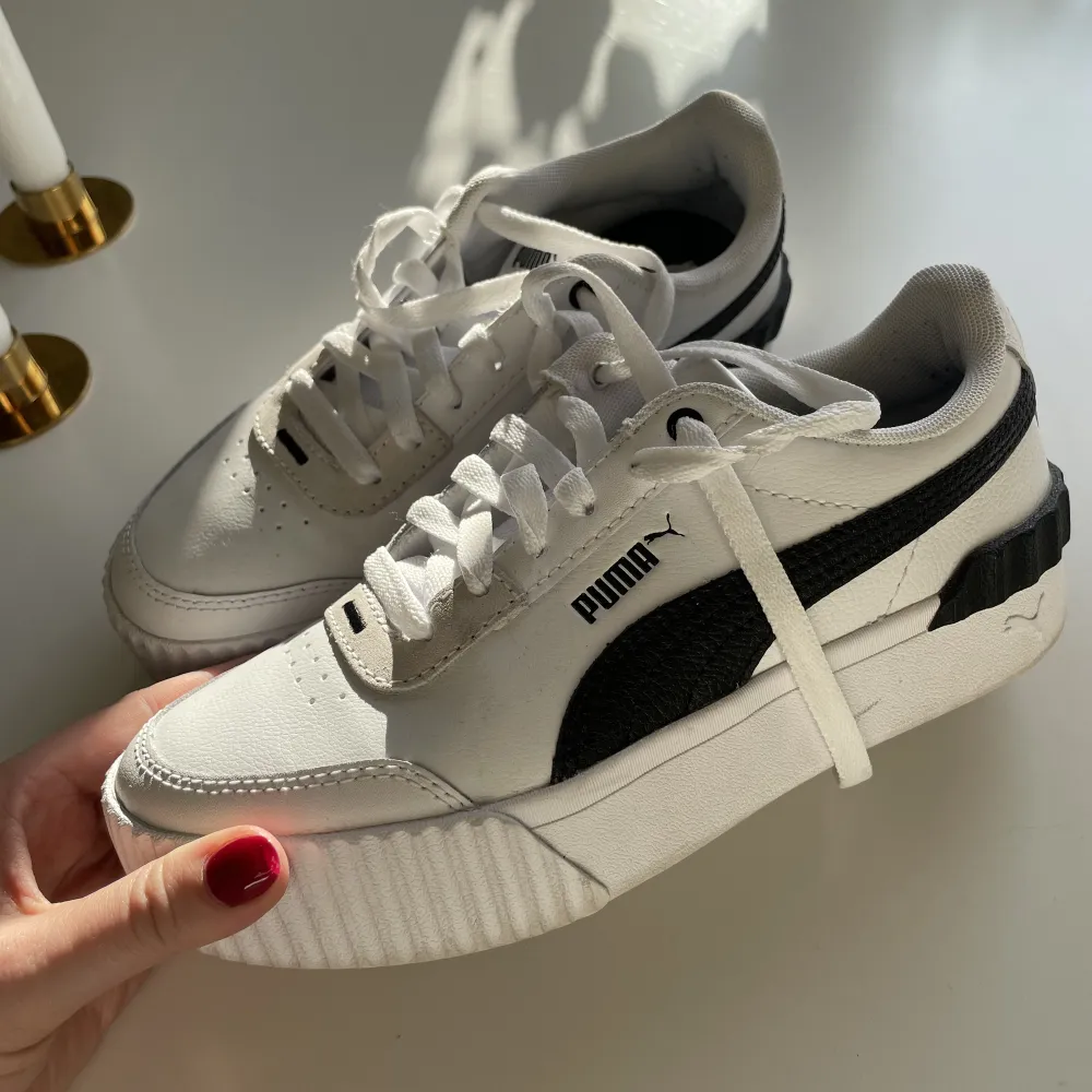 Sparsamt använda puma sneakers i vitt med beigea och svarta detaljer. Säljer då de inte kommer till användning. Köparen står för frakten 🤎. Skor.