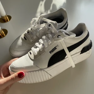 Puma sneakers - Sparsamt använda puma sneakers i vitt med beigea och svarta detaljer. Säljer då de inte kommer till användning. Köparen står för frakten 🤎