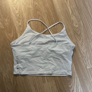Sporttop  - Säljer detta linne/sport top från relode. Använder en del men fortfarande bra skick. Liknade den som är på bilden men korsade band i ryggen🩵
