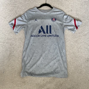 PSG T-shirt  - Snygg PSG T-shirt till bra pris. Aldrig använd. Nypris 700 från unisport. Hör av er vid minsta frågor.
