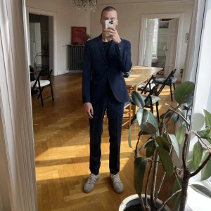 Tiger of Sweden kostym  - Sparsamt använd kostym från tiger of Sweden. Smal modell med smala slag i klarblå. 