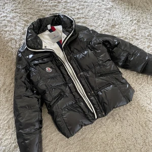 Moncler jacka  - Supersnygg moncler jacka som passar en Xs/s. Jag är 160 på bilderna❤️ Köpt vintage så inte äkta men väldigt fin och i nyskick! 🩷