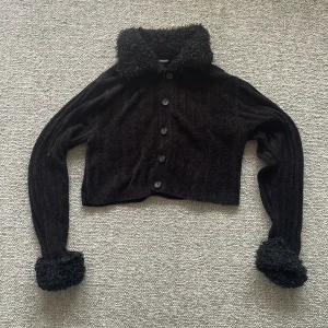 Mysig kofta - Mysigt mjuk kofta med ”ull” detaljer🕷️