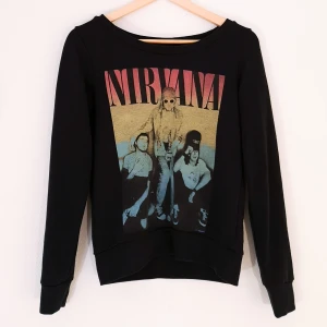 Nirvana tröja strl 36 - Gammal nirvana tröja från H&M som hållt sig i fint skick. Har många Nirvana tröjor och använder inte denna lika mycket, den förtjänar mer kärlek. 