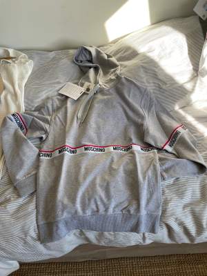 Helt ny moschino hoodie grå, storlek S. 1200kr
