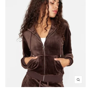 juicy couture set🤎 - Säljer nu mitt juicy couture set i färgen mörkbrun, användt fåtal gånger och säljs på grund av att de ej kommer till användning❣️  Tröjan är i M och byxorna är i storlek S❣️