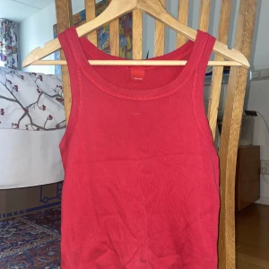 Röd tank top - Röd tank top från esprit 