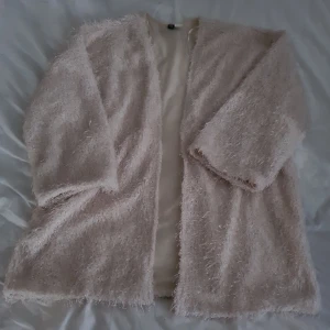 Cardigan  - Djur finns I hemmet. Knappt använd.