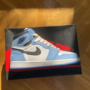 Jordan 1 high univesity Blue 41/8us/7uk -  Jordan 1 high univesity blue storlek 41 som jag köpte från stockx och kvitto medföljer.