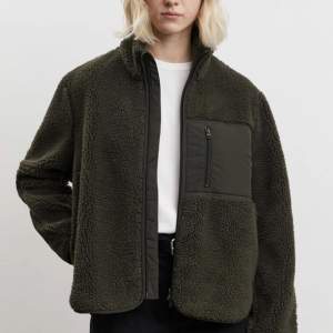 Säljer min fleece jacka från A days march ”Radkai Pile Fleece Jacket” i färgen olive i storlek xs (passar mig som normalt bär s). Använd fåtal gånger så är i nyskick, kostar 1395 i nypris, säljer för 700 eller bud🫶