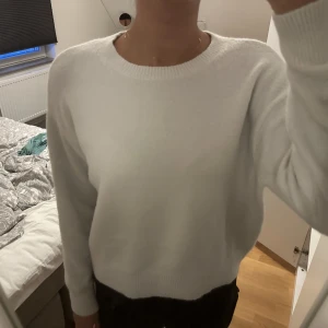 Vit stickad tröja - Säljer min vita stickade tröja ifrån HM i storlek xs.
