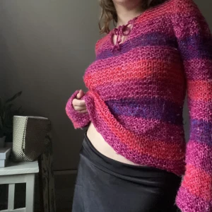 Stickad tröja - Superfin stickad tröja i röd, rosa och lila garn. 