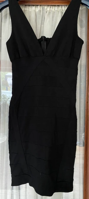 Klänning - Fin taight stretchiga klänning från bikbok. Svart inte blek som bilderna.