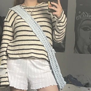 virkad ljusblå väska - jättefin virkad väska, väldigt rymlig och med blixtlås. fodrad med jeanstyg så är ganska tålig också. 