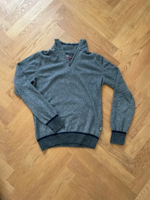 Kashmir tröja - Säljer min väldigt sköna half zip i kashmirblanding från italienska märket ”Slam”. Tröjan är i nyskick utan hål eller andra flaws! Skriv till mig vid frågor och funderingar!
