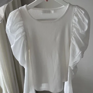 Vit långärmad volang tröja - Vit volang tröja från missäy 