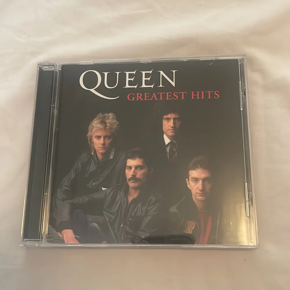 Hej! säljer denna Queen greatest hits CD-skivan för 65kr. Bra skick Kan mötas upp i linköping, annars står jag inte för frakten som är 43kr. Tryck inte på köp nu!!. Övrigt.