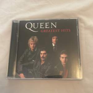 Hej! säljer denna Queen greatest hits CD-skivan för 65kr. Bra skick Kan mötas upp i linköping, annars står jag inte för frakten som är 43kr. Tryck inte på köp nu!!