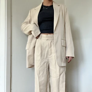 Kostym beige H&M S - Kostym från h&m Storlek S på båda delar Använt en gång bara så fint skick. Den är oversize i modellen 