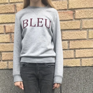 Grå tröja - Säljer min fina tröja som tyvärr har blivit för liten är i storlek XS❤️❤️