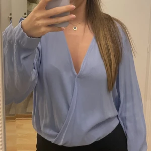 Blus  - Topp från H&M. Fint skick. Storlek 40 men passar 38/36 också. 