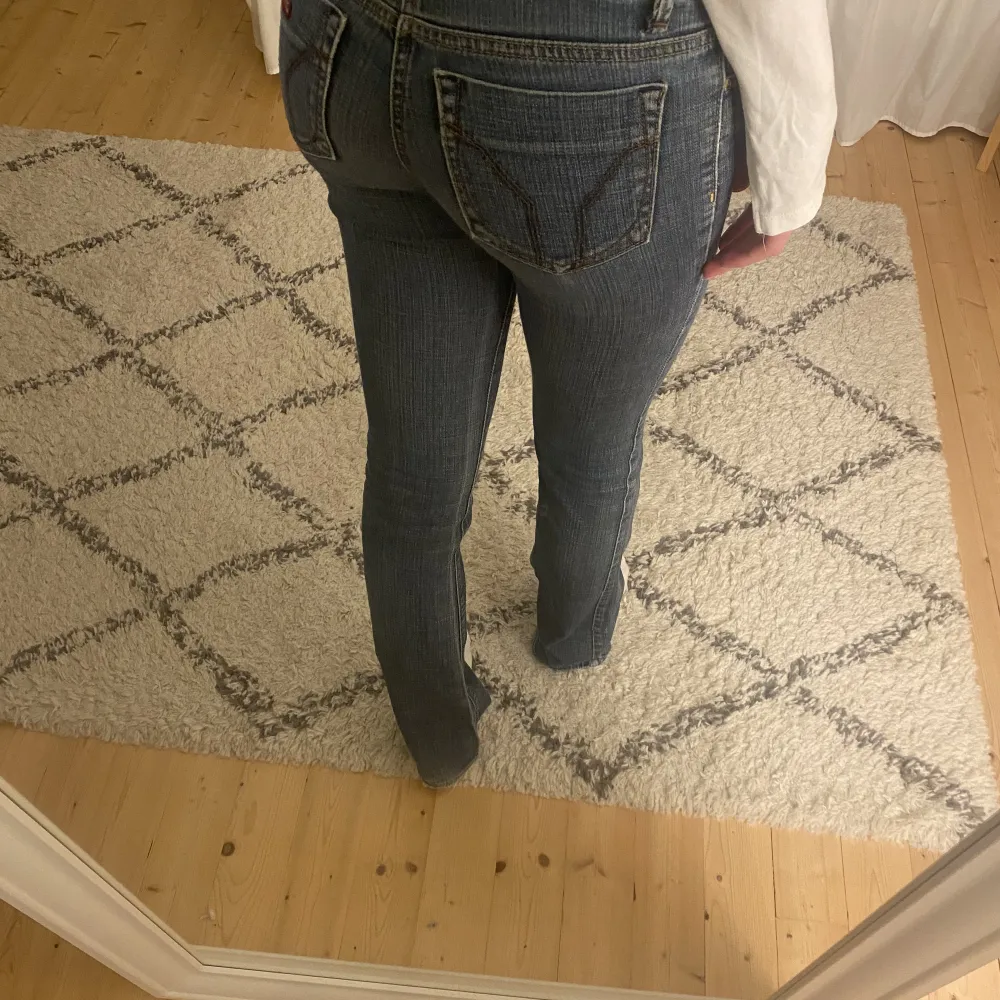 Miss sixty jeans som är lågmidjade med detaljer på fickorna. Några få slitningar. Köpare står för frakten. Hör av er vid frågor eller intresse🩷. Jeans & Byxor.