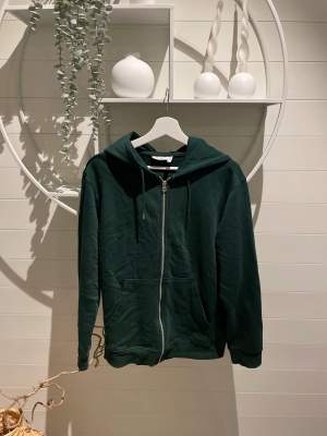 Zip hoodie från weekday i storlek S i fint skick, köptes för runt 500kr och säljes nu för 300kr. Priset är inte huget i sten vid snabb affär.