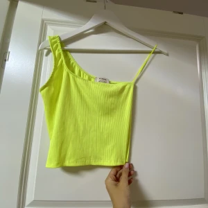 Neon topp - Gul neon topp i storlek 38💛 