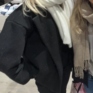 KAPPA - Svart kappa från missäy. Använd men inga defekter. Kan användas både me bandet och utan. Passar perfekt nu till hösten 💕💕