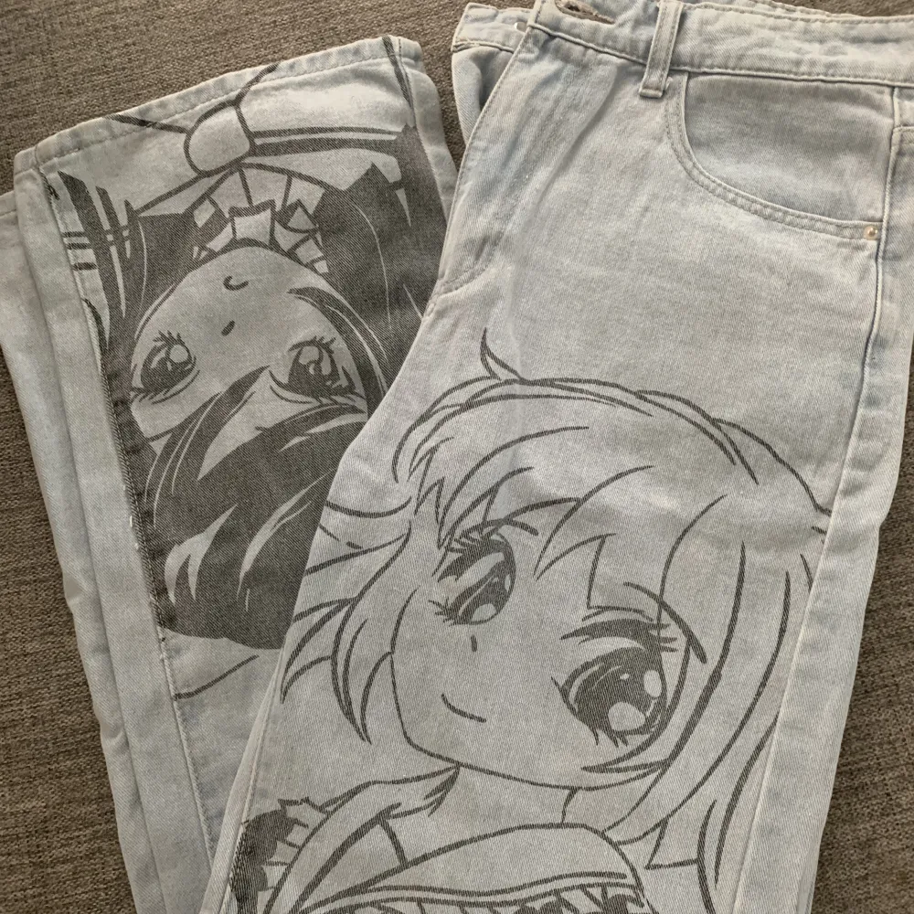 Anime-jeans stl L. Vid modell. Obetydligt använda. . Jeans & Byxor.