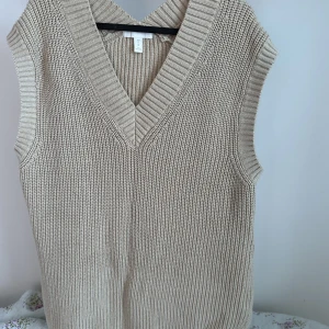 Stickad väst - Stickad väst i storlek XS men är ganska oversized🤎