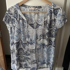 Odd Molly Blus  - Söt blus från odd Molly, strl 2 alltså M! Nyskick🌼