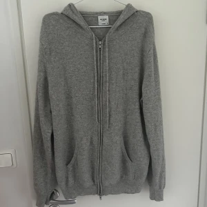 Kashmir zip up - En Kashmir zip up Från John Henric i strl XL  Väldigt bra skick inte använt den så mycket  Den är inte inte så stor u storleken så sitter som large skulle jag säga.