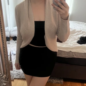 Brun stickad kofta  - Aldrig använd, passar en S 